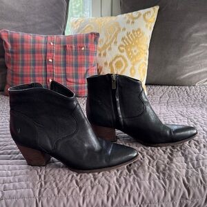 Frye black leather side-zip booties. 2.5" heel. Western detailing. SZ 9.5.